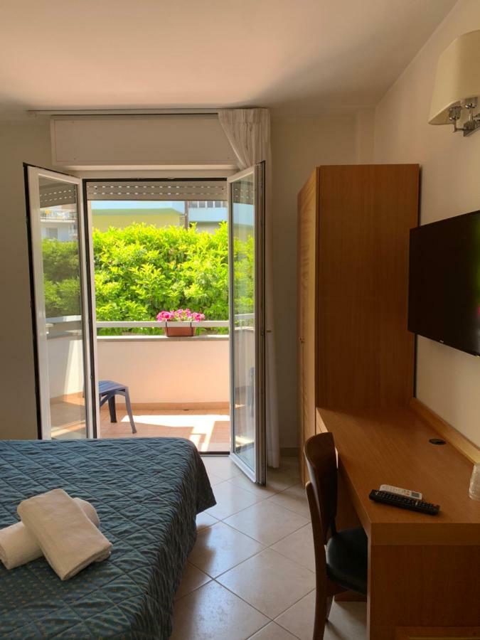 Hotel Mare Azzurro Terracina Exteriör bild