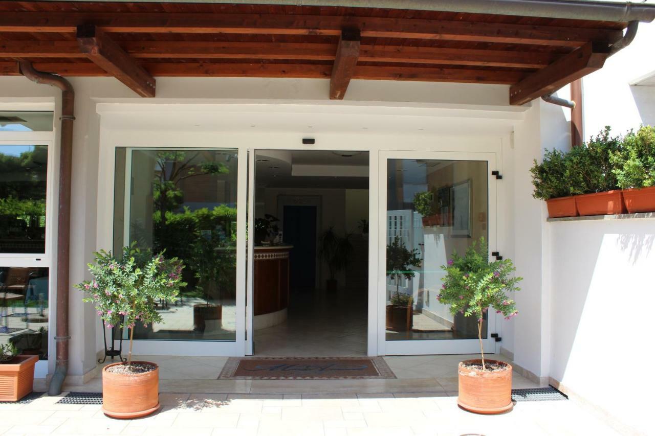 Hotel Mare Azzurro Terracina Exteriör bild