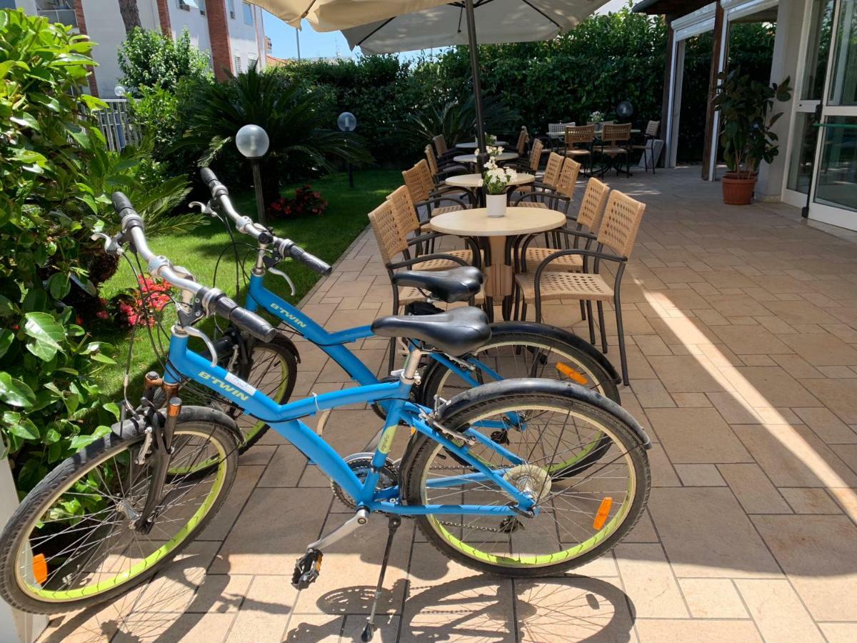 Hotel Mare Azzurro Terracina Exteriör bild